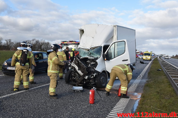 Bilbrand i det fri. Motorvejen ved DTC ved Vejle. 16/03-2020. Kl. 16:05.