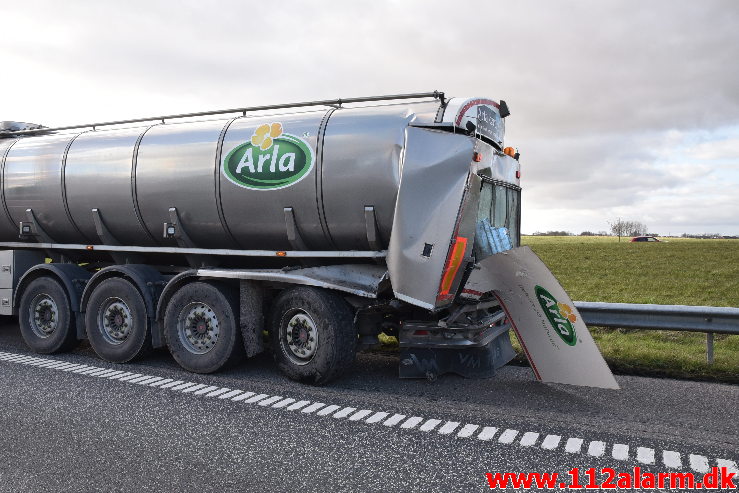 Bilbrand i det fri. Motorvejen ved DTC ved Vejle. 16/03-2020. Kl. 16:05.