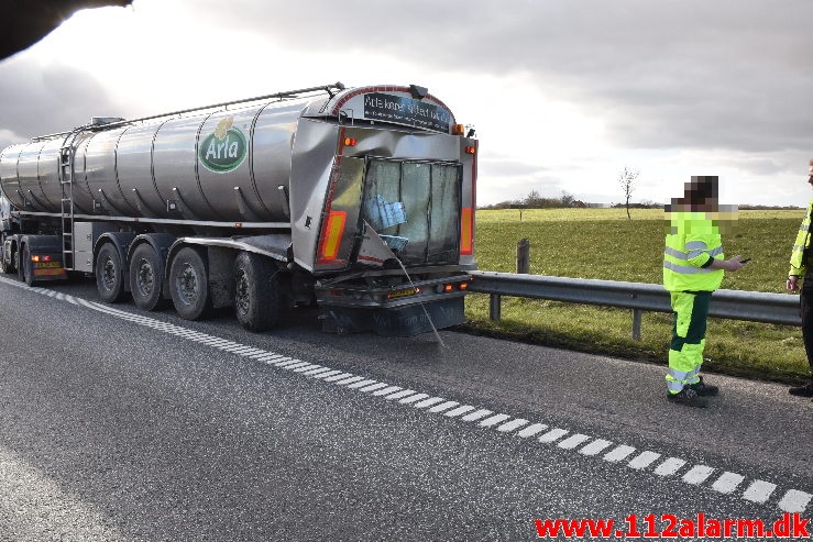 Bilbrand i det fri. Motorvejen ved DTC ved Vejle. 16/03-2020. Kl. 16:05.