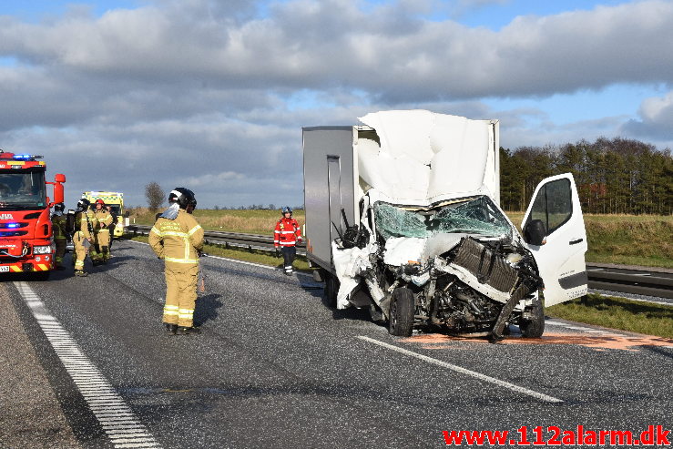 Bilbrand i det fri. Motorvejen ved DTC ved Vejle. 16/03-2020. Kl. 16:05.