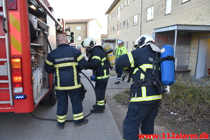 Bygn.brand-Etageejendom. Løget Center 77 i Vejle. 20/03-2020. Kl. 17:43.