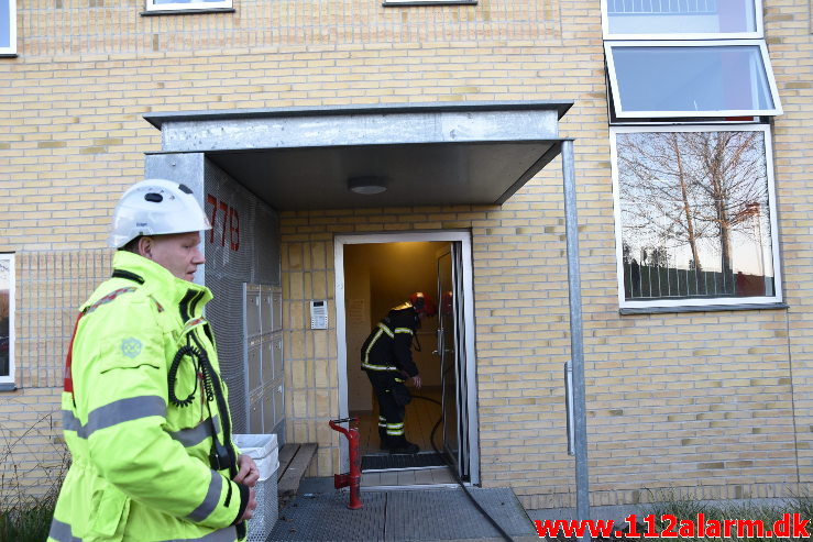 Bygn.brand-Etageejendom. Løget Center 77 i Vejle. 20/03-2020. Kl. 17:43.