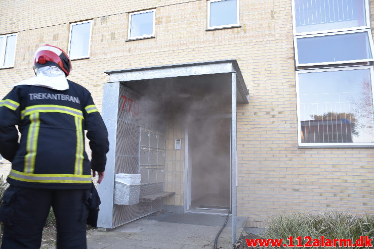 Bygn.brand-Etageejendom. Løget Center 77 i Vejle. 20/03-2020. Kl. 17:43.