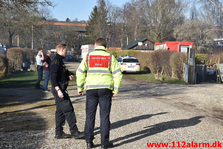  Ulovlig afbrænding af byggeaffald. Merianvej i Vejle. 23/03-2020. Kl. 15:51.