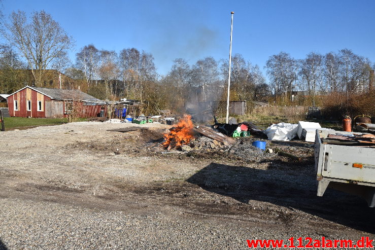  Ulovlig afbrænding af byggeaffald. Merianvej i Vejle. 23/03-2020. Kl. 15:51.