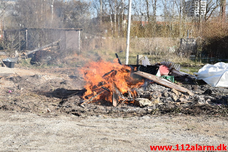  Ulovlig afbrænding af byggeaffald. Merianvej i Vejle. 23/03-2020. Kl. 15:51.