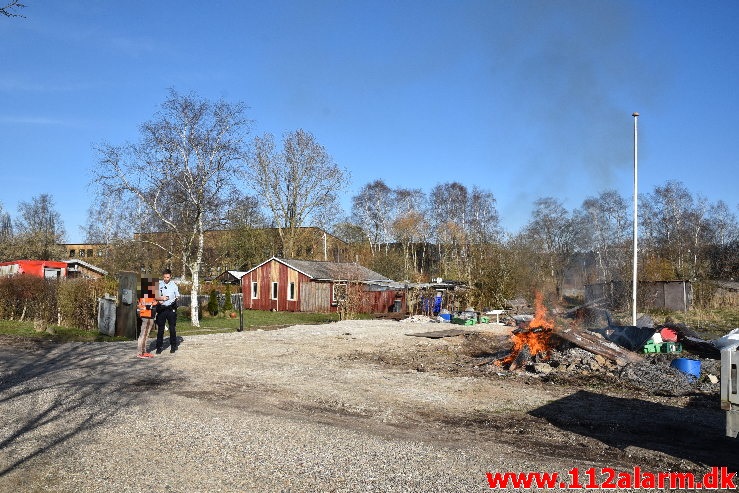  Ulovlig afbrænding af byggeaffald. Merianvej i Vejle. 23/03-2020. Kl. 15:51.