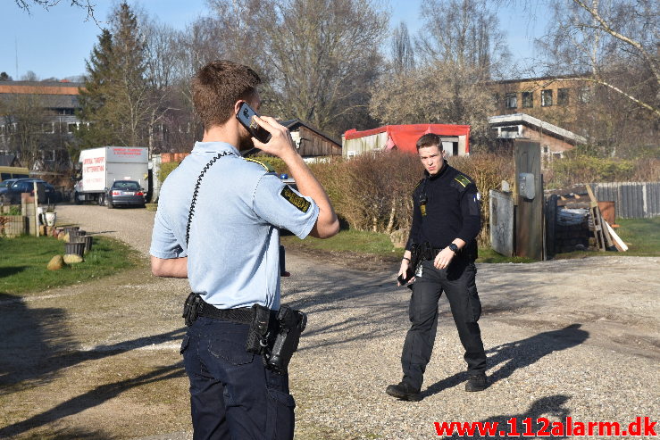  Ulovlig afbrænding af byggeaffald. Merianvej i Vejle. 23/03-2020. Kl. 15:51.