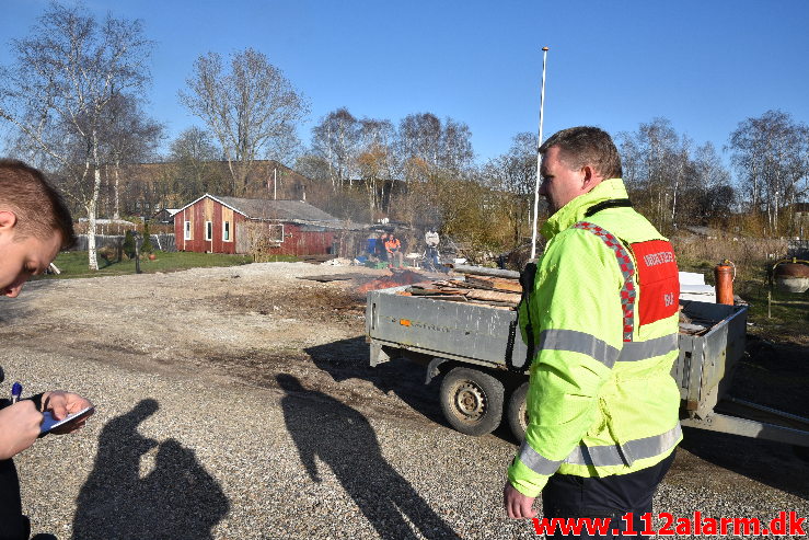  Ulovlig afbrænding af byggeaffald. Merianvej i Vejle. 23/03-2020. Kl. 15:51.