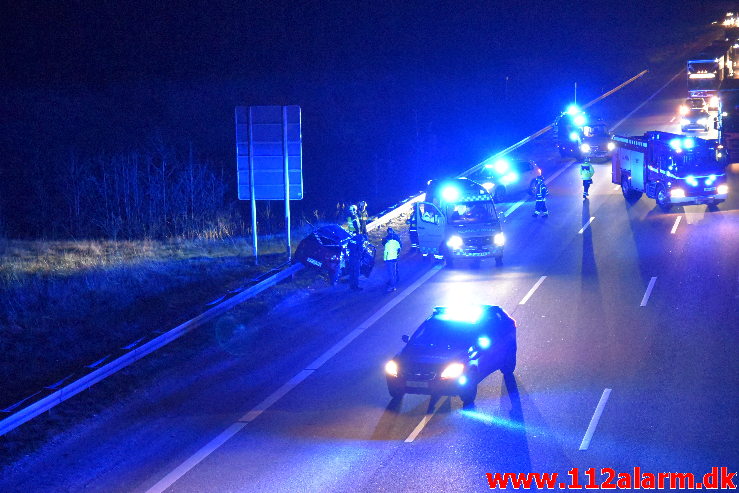 Trafikuheld med fastklemt. Motorvejen lige under Horsensvej. 25/03-2020. Kl. 00:36.