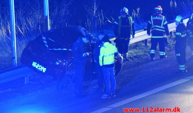 Trafikuheld med fastklemt. Motorvejen lige under Horsensvej. 25/03-2020. Kl. 00:36.