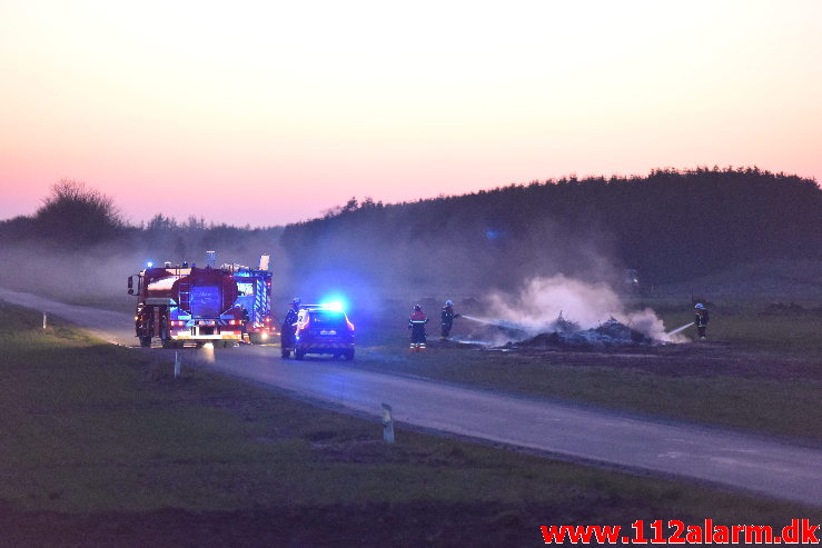 Naturbrand / Halmstak. Firhøjevej ved Vandel. 27/03-2020. Kl. 18:52.