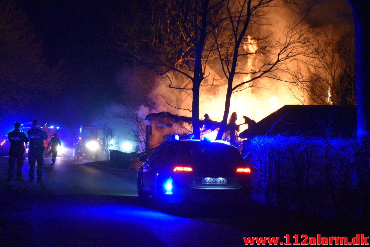 Laden stod i flammer. Hesselballevej ved Egtved. 27/03-2020. Kl. 19:52.