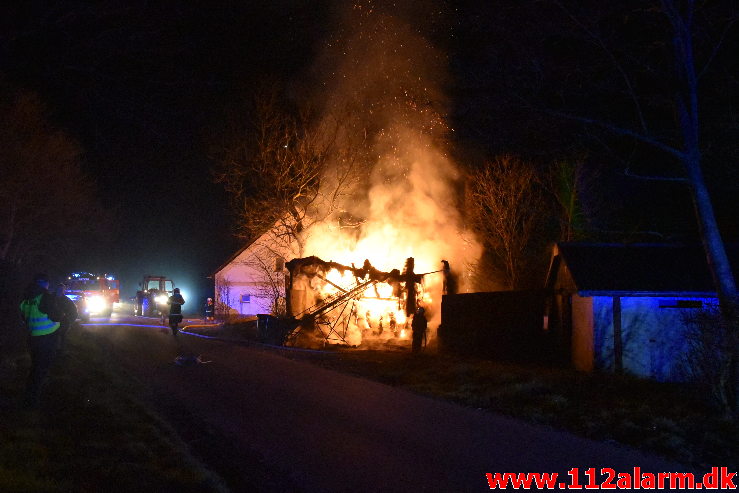 Laden stod i flammer. Hesselballevej ved Egtved. 27/03-2020. Kl. 19:52.