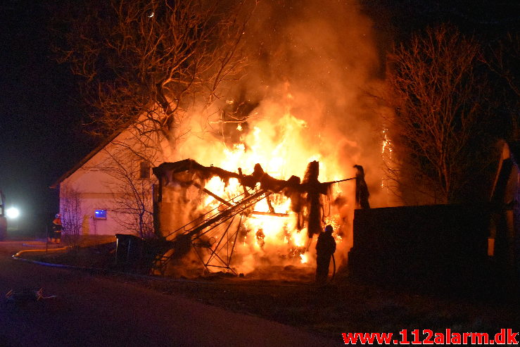 Laden stod i flammer. Hesselballevej ved Egtved. 27/03-2020. Kl. 19:52.