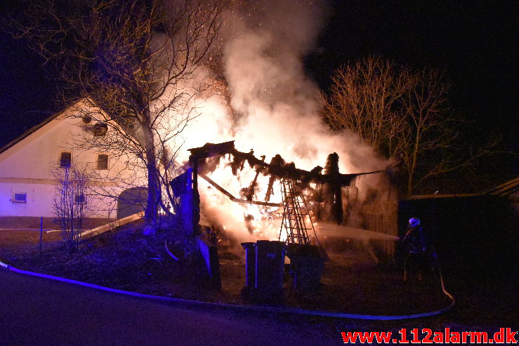 Laden stod i flammer. Hesselballevej ved Egtved. 27/03-2020. Kl. 19:52.