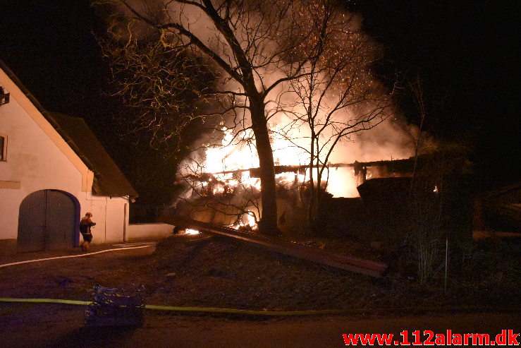 Laden stod i flammer. Hesselballevej ved Egtved. 27/03-2020. Kl. 19:52.