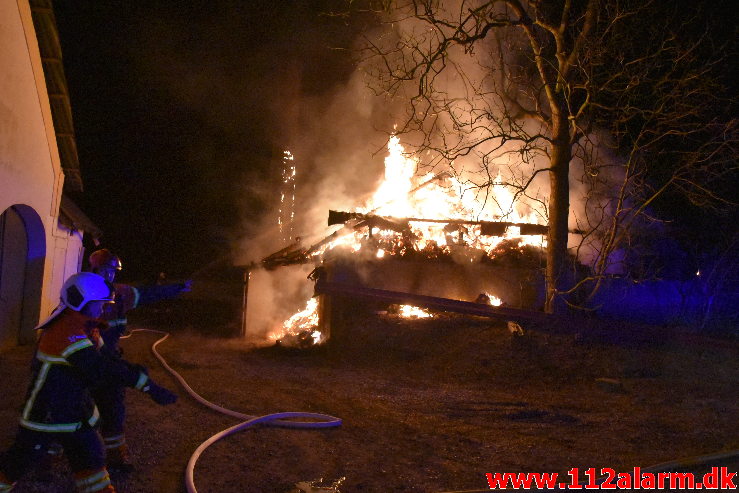 Laden stod i flammer. Hesselballevej ved Egtved. 27/03-2020. Kl. 19:52.