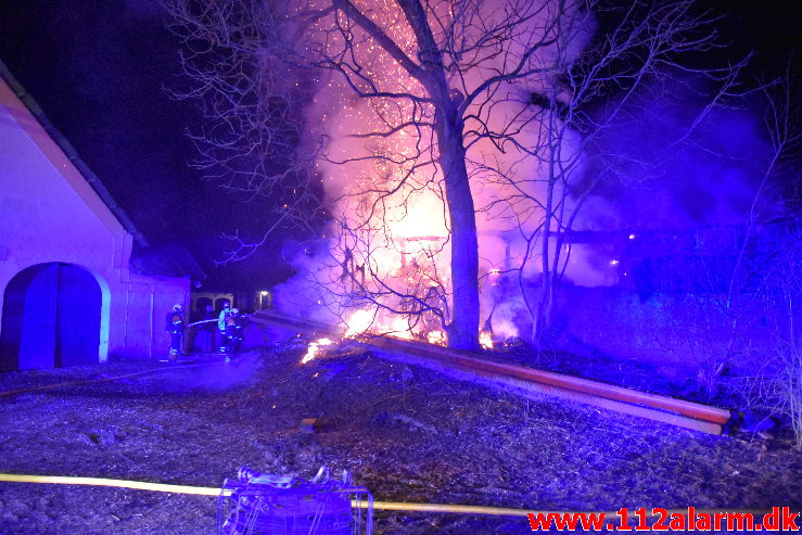 Laden stod i flammer. Hesselballevej ved Egtved. 27/03-2020. Kl. 19:52.