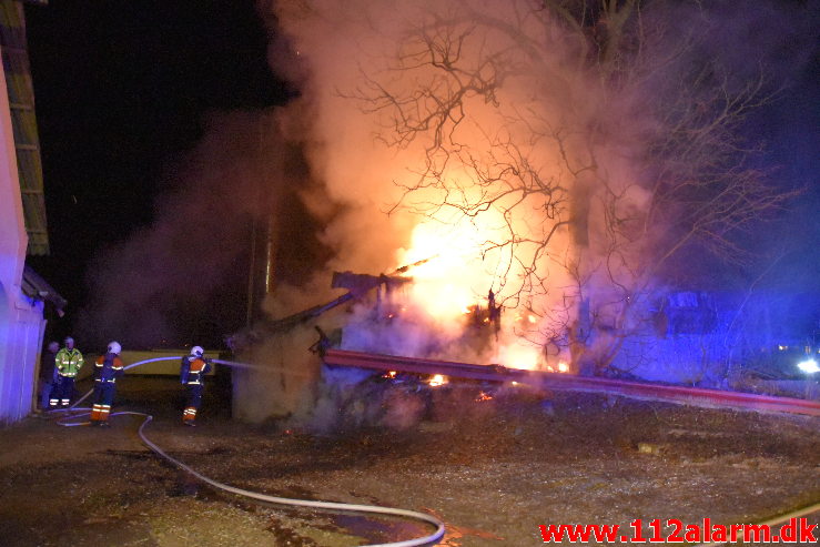 Laden stod i flammer. Hesselballevej ved Egtved. 27/03-2020. Kl. 19:52.