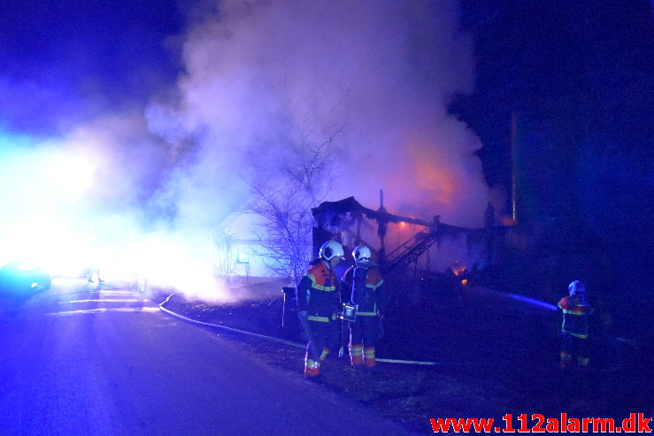 Laden stod i flammer. Hesselballevej ved Egtved. 27/03-2020. Kl. 19:52.