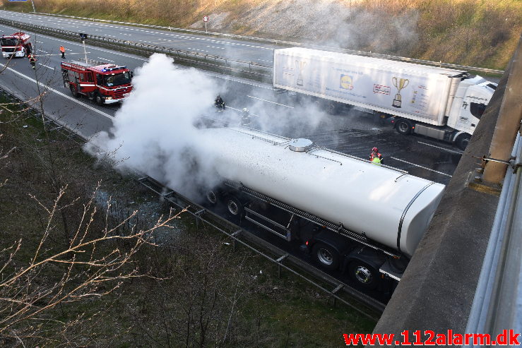 Brand i ARLA`s sættevogn. Motorvej E45 ved Vejle. 10/04-2020. Kl. 18:40.
