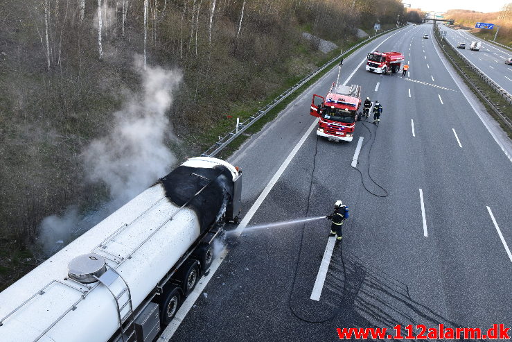 Brand i ARLA`s sættevogn. Motorvej E45 ved Vejle. 10/04-2020. Kl. 18:40.