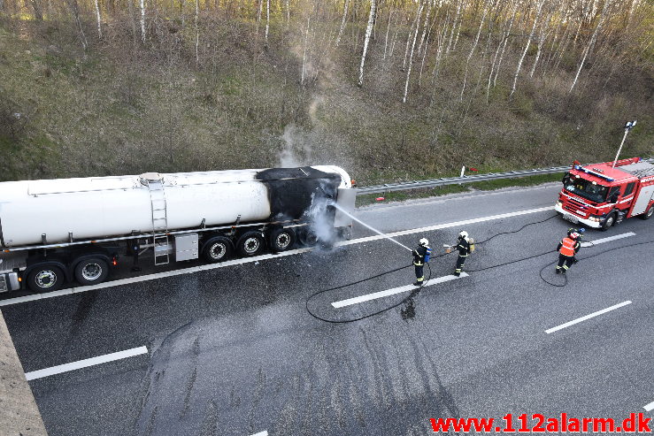 Brand i ARLA`s sættevogn. Motorvej E45 ved Vejle. 10/04-2020. Kl. 18:40.