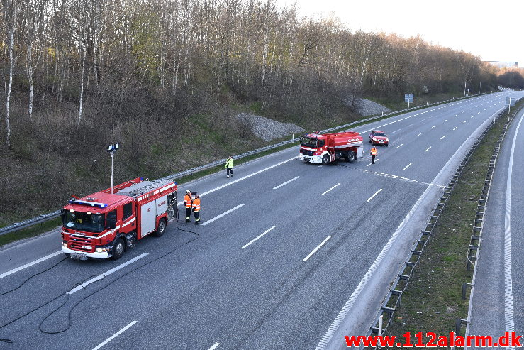 Brand i ARLA`s sættevogn. Motorvej E45 ved Vejle. 10/04-2020. Kl. 18:40.