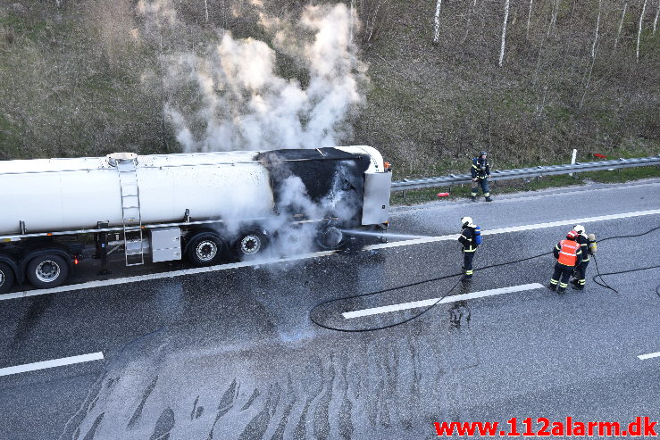 Brand i ARLA`s sættevogn. Motorvej E45 ved Vejle. 10/04-2020. Kl. 18:40.