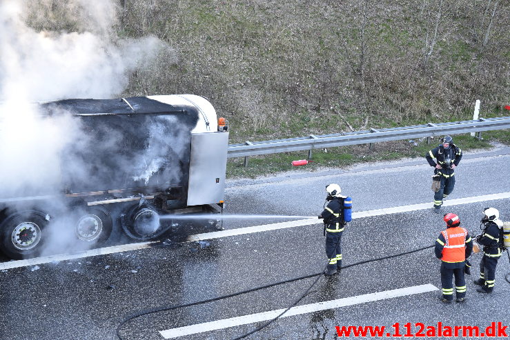 Brand i ARLA`s sættevogn. Motorvej E45 ved Vejle. 10/04-2020. Kl. 18:40.
