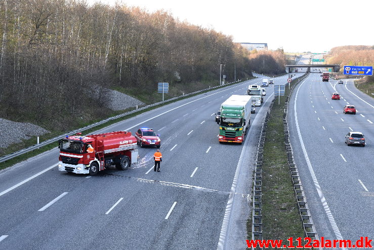 Brand i ARLA`s sættevogn. Motorvej E45 ved Vejle. 10/04-2020. Kl. 18:40.