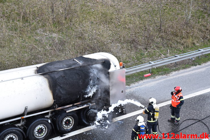 Brand i ARLA`s sættevogn. Motorvej E45 ved Vejle. 10/04-2020. Kl. 18:40.