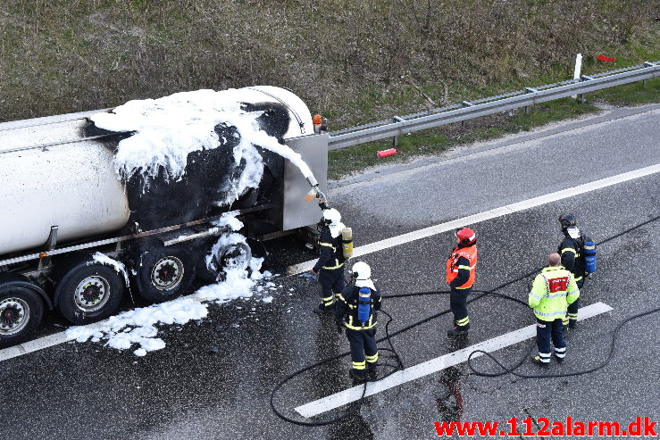 Brand i ARLA`s sættevogn. Motorvej E45 ved Vejle. 10/04-2020. Kl. 18:40.