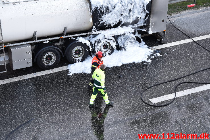 Brand i ARLA`s sættevogn. Motorvej E45 ved Vejle. 10/04-2020. Kl. 18:40.