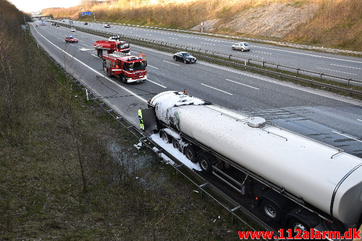 Brand i ARLA`s sættevogn. Motorvej E45 ved Vejle. 10/04-2020. Kl. 18:40.