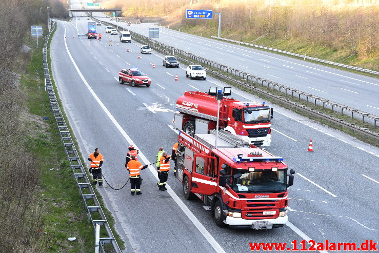 Brand i ARLA`s sættevogn. Motorvej E45 ved Vejle. 10/04-2020. Kl. 18:40.