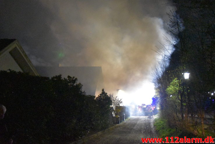 Voldsomt brand i carport. Ulvedalen i vejle øst. 12/04-2020. KL. 23:51.