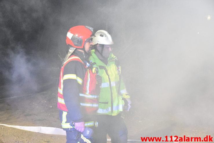 Voldsomt brand i carport. Ulvedalen i vejle øst. 12/04-2020. KL. 23:51.