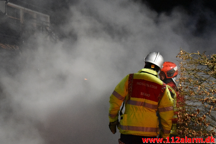 Voldsomt brand i carport. Ulvedalen i vejle øst. 12/04-2020. KL. 23:51.