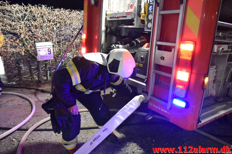 Voldsomt brand i carport. Ulvedalen i vejle øst. 12/04-2020. KL. 23:51.