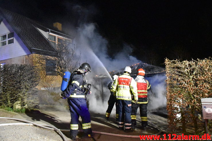 Voldsomt brand i carport. Ulvedalen i vejle øst. 12/04-2020. KL. 23:51.