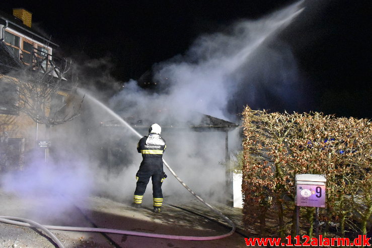 Voldsomt brand i carport. Ulvedalen i vejle øst. 12/04-2020. KL. 23:51.