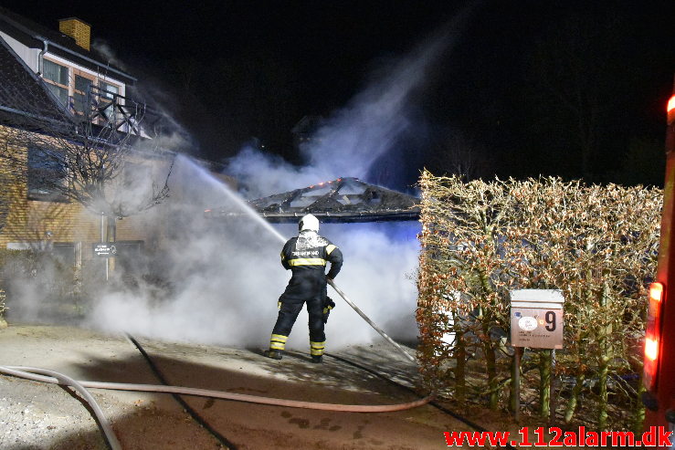 Voldsomt brand i carport. Ulvedalen i vejle øst. 12/04-2020. KL. 23:51.