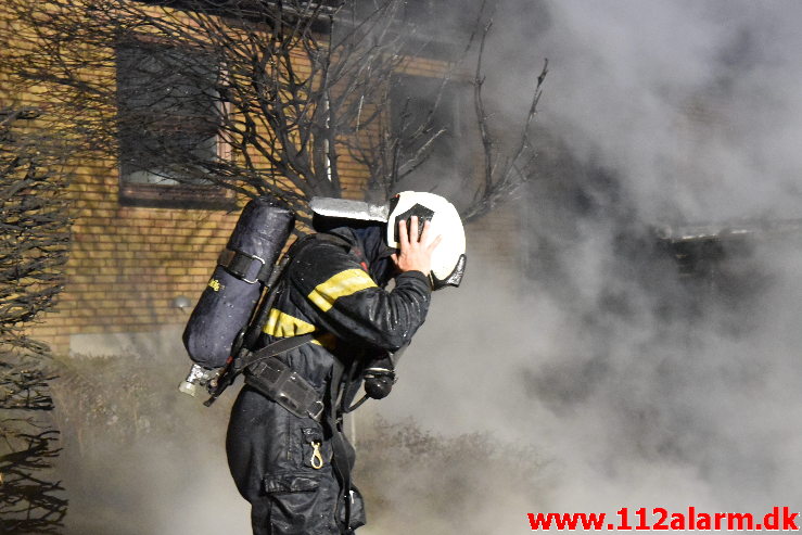 Voldsomt brand i carport. Ulvedalen i vejle øst. 12/04-2020. KL. 23:51.