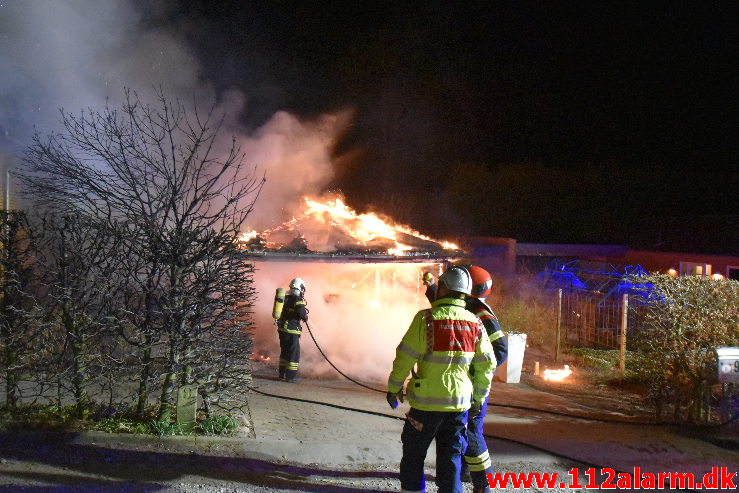 Voldsomt brand i carport. Ulvedalen i vejle øst. 12/04-2020. KL. 23:51.