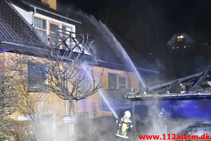 Voldsomt brand i carport. Ulvedalen i vejle øst. 12/04-2020. KL. 23:51.