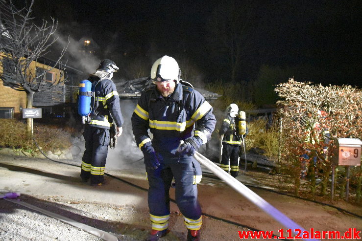 Voldsomt brand i carport. Ulvedalen i vejle øst. 12/04-2020. KL. 23:51.