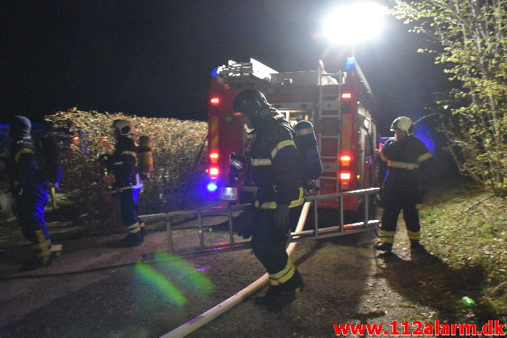 Voldsomt brand i carport. Ulvedalen i vejle øst. 12/04-2020. KL. 23:51.