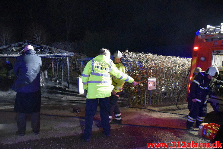 Voldsomt brand i carport. Ulvedalen i vejle øst. 12/04-2020. KL. 23:51.